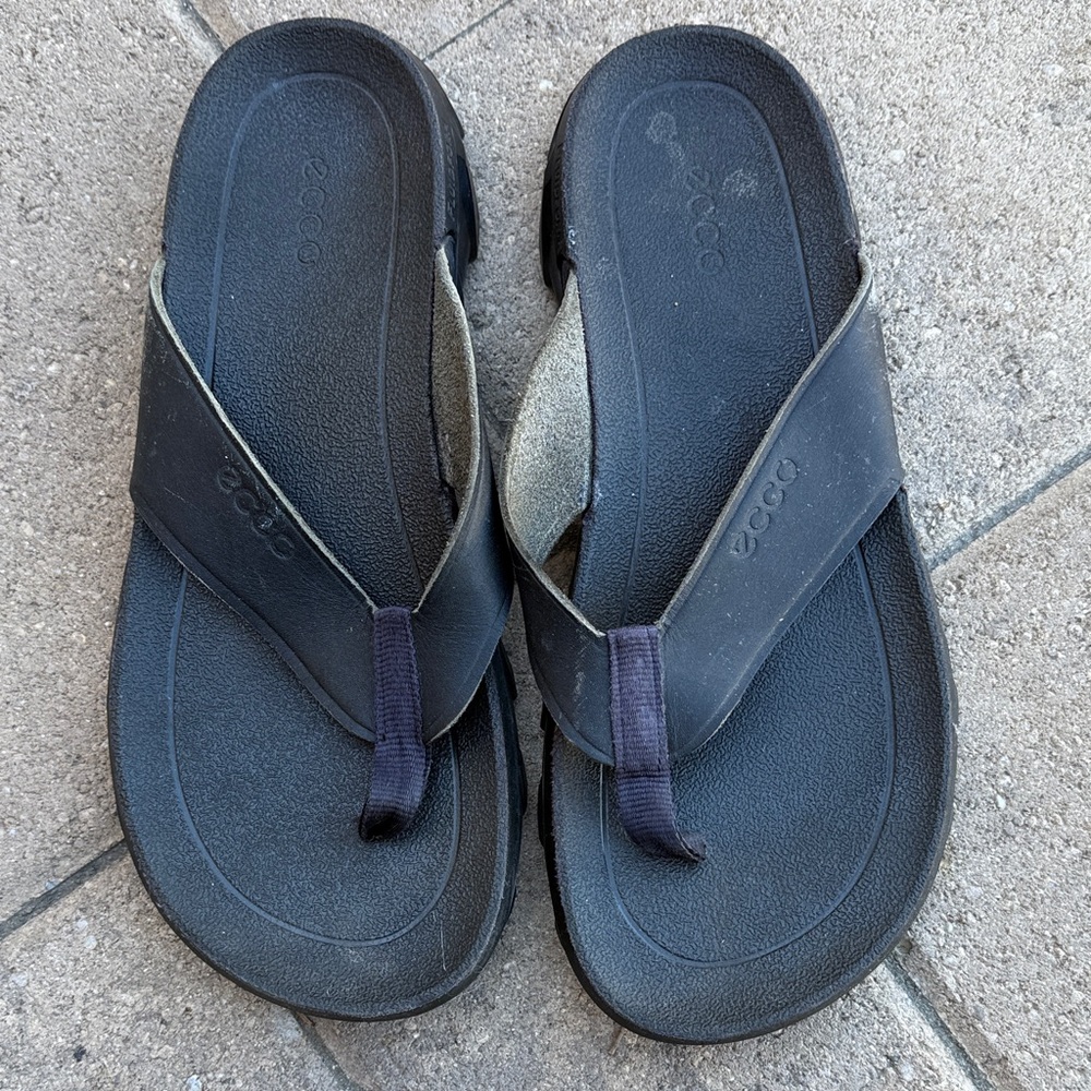 Ecco Black Thong Sandals